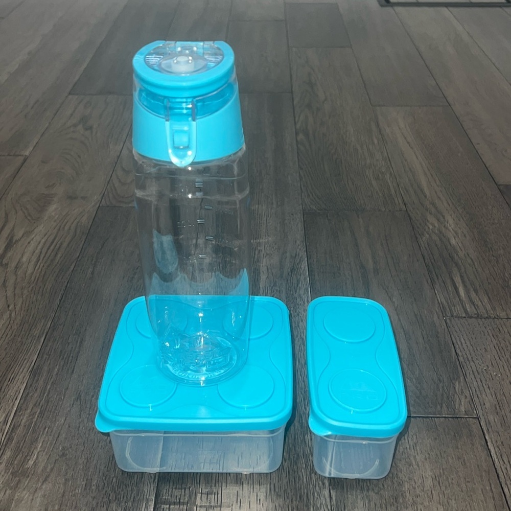 NWOT arctic zone pro bundle 2 Tupperware and matching water bottle